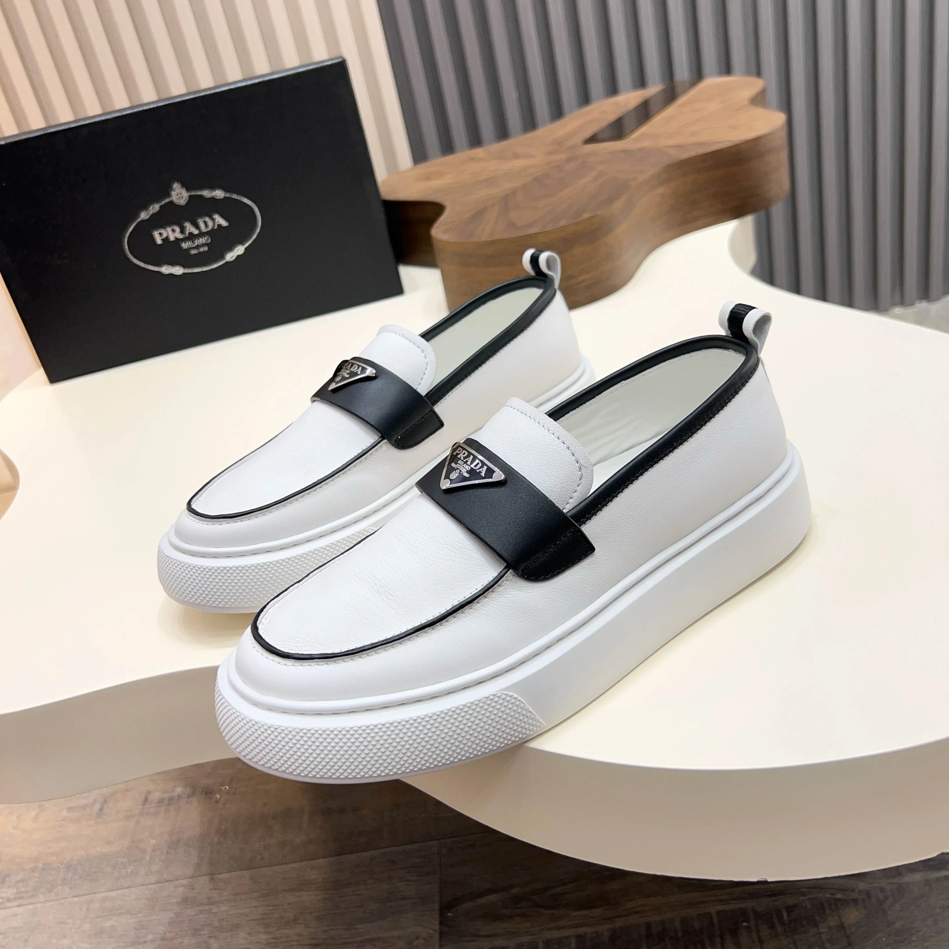 💰740 Thick-soled trendy brand (Prada) mainly promotes popular models, avant-garde and versatile fashionable men's shoes, private version molding, cowhide splicing 1:1 replica... fashionable, simple, elegant, more eye-catching and more classy, ​​it will subvert the old idea, a must-have for fashionistas who want to spend time with you! Must keep it! Tall and comfortable outsole, high-end quality workmanship. @ Code number: 39-44 38 45 can be ordered. Multiple colors are available.